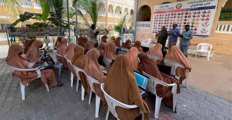 مؤسسة توكل كرمان تزود مدرسة الأيتام في الصومال بخمسين حاسوبًا محمولًا